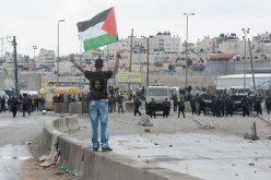 إصابة 14 فلسطينيا في مواجهات مع الإحتلال شمال القدس المحتلة