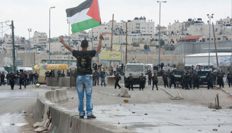 إصابة 14 فلسطينيا في مواجهات مع الإحتلال شمال القدس المحتلة