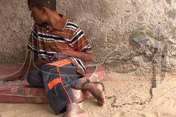 رضا شاب معاق مقيد بالسلاسل منذ 25 سنة في قرية هبة بالوادي