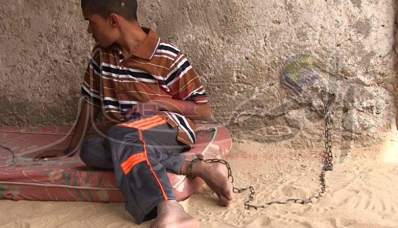 رضا شاب معاق مقيد بالسلاسل منذ 25 سنة في قرية هبة بالوادي