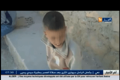 بالفيديو شخص مجهول ينتهك براءة طفل صغير