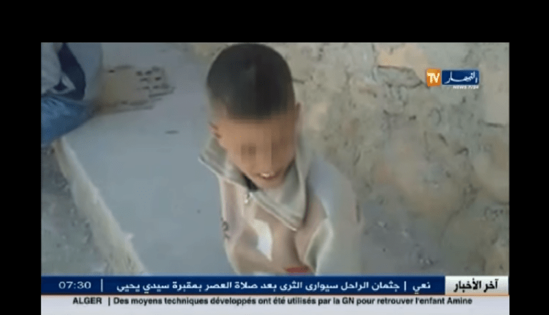 بالفيديو شخص مجهول ينتهك براءة طفل صغير