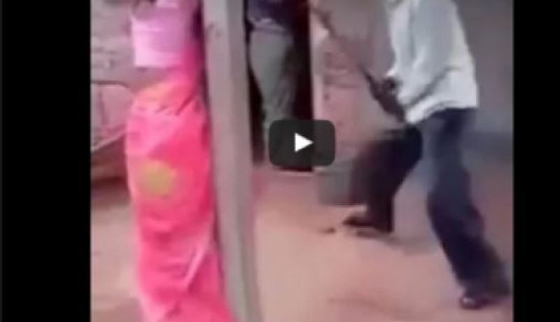 بالفيديو.. هندي يجلد زوجته وعشيقها أمام الناس