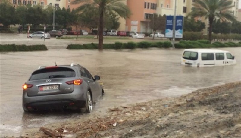 رفع درجة الطوارئ في أبو ظبي بسبب عاصفة رعدية غير مسبوقة