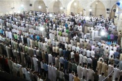 بالفيديو أغرب صلاة بالمدينة المنورة تشعل مواقع التواصل الإجتماعي