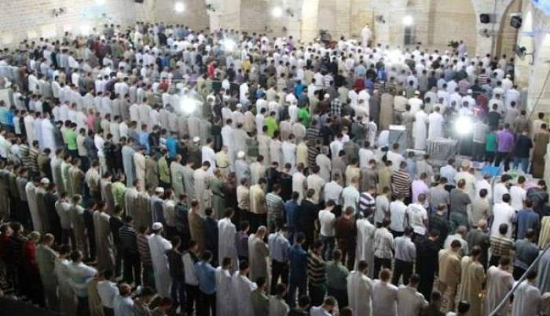 بالفيديو أغرب صلاة بالمدينة المنورة تشعل مواقع التواصل الإجتماعي