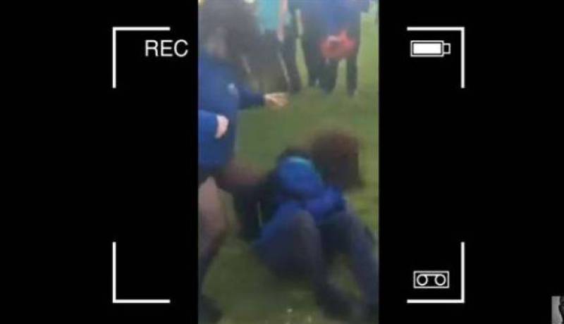 بالفيديو شجار عنيف بين طالبتين بتشجيع من زملائهما