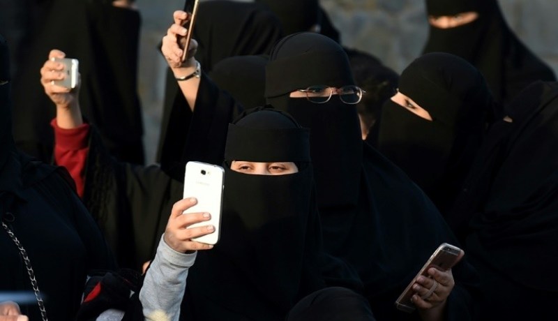 هذه هي عقوبة التجسس الزوجي على الهاتف في السعودية