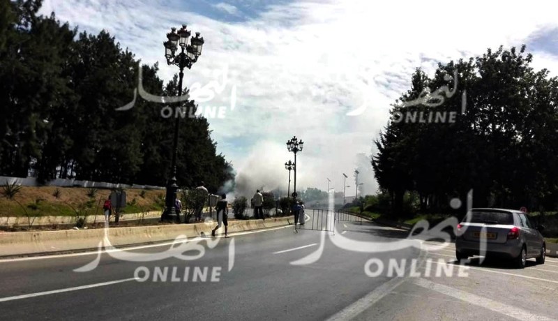 بالفيديو.. احتراق سيارة بالكامل في طريق بوشاوي بالعاصمة