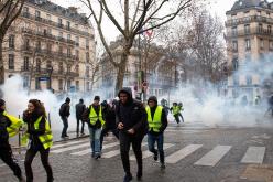 “السترات الصفراء” تتظاهر للسبت الـ14 ومقاضاة أحد رموزها