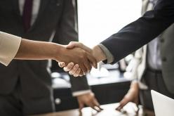 الدانمارك تجبر النساء المسلمات على المصافحة للحصول على الجنسية