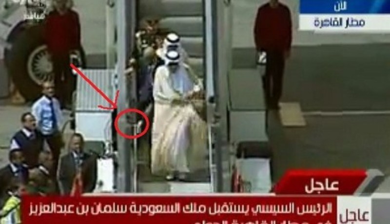 بالفيديو..شاهد حارس الملك السعودي ماذا فعل في زيارته لمصر