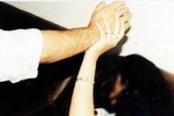 سعودي بمكة يجبر زوجته اليتيمة على ممارسة الرذيلة