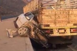شاهد.. نجاة شخص وعائلته من الموت بأعجوبة بعد سحق شاحنة لسيارتهم
