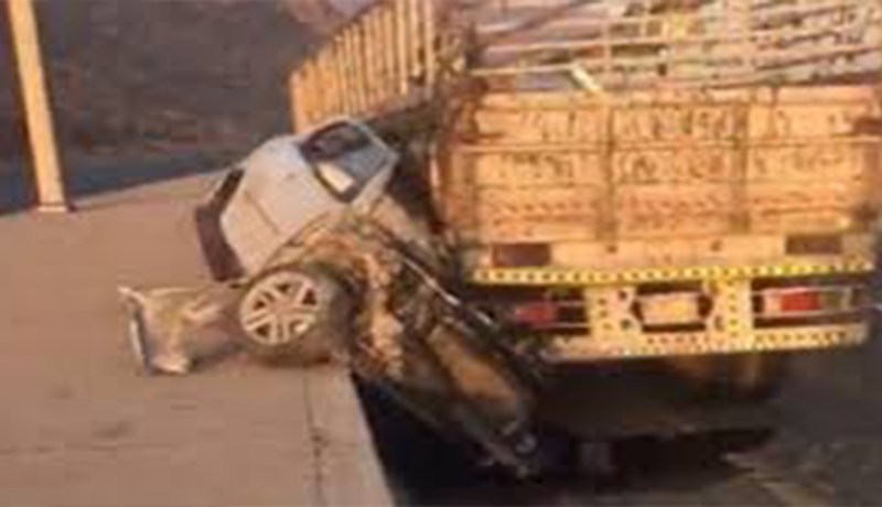 شاهد.. نجاة شخص وعائلته من الموت بأعجوبة بعد سحق شاحنة لسيارتهم