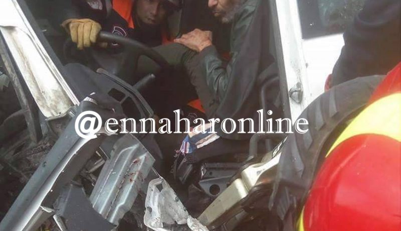 بالصور..جريح في حادث مرور إثر تصادم مقطورتين بوهران