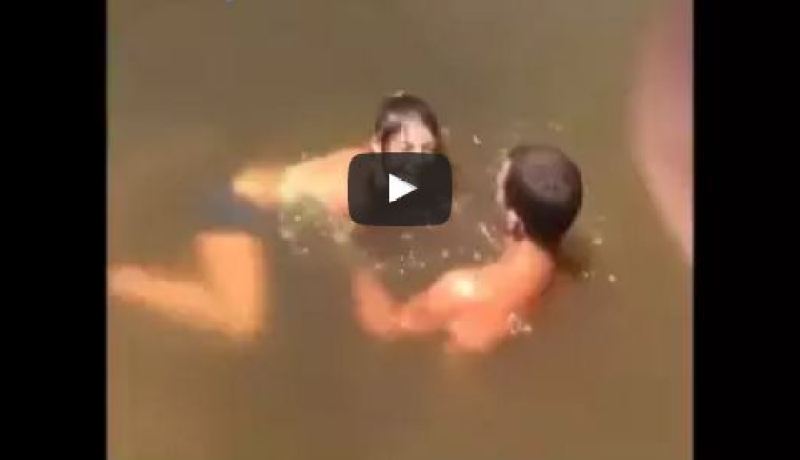 بالفيديو..  فتاة تصطاد سمكة بذراعها