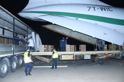 بالصور.. وصول 1050 وحدة من مكثفات الأكسجين للإستعمال الفردي كدفعة أولى