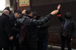 بالفيديو الشرطة الفرنسية تفتش المصلين قبل دخولهم المسجد لأداء صلاة الجمعة