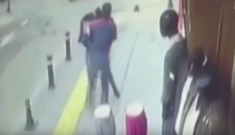 بالفيديو زوج يقتل طليقته بـ 25 طعنة  وسط ذهول المارّة في الشارع