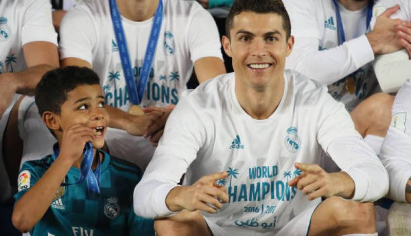 رونالدو يُحرج ميسي ورفاقه بـ “باسيلو”