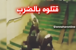 بالفيديو.. شابان يعتديان ببشاعة على عجوز