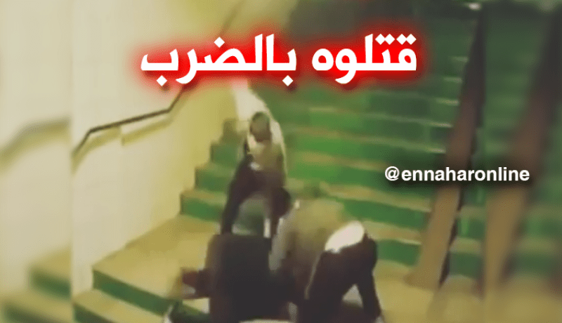 بالفيديو.. شابان يعتديان ببشاعة على عجوز