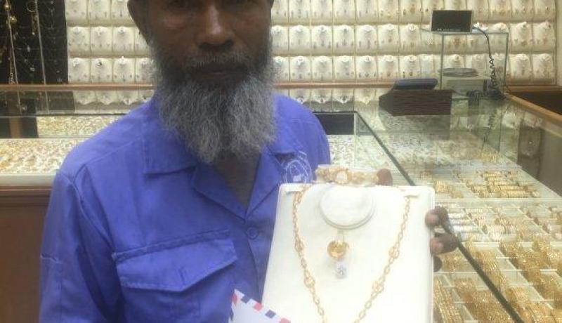 بالصّور.. سخرية مغرّد من عامل نظافة تنقله إلى الثّراء