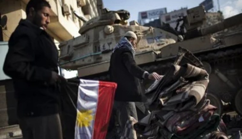 الجيش المصري يطلب من الحكومة الحالية تسيير الاعمال