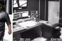 بالفيديو لحظة انفجار هاتف نقّال في وجه مغنّي شهير