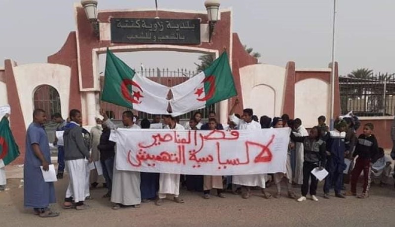 سكان قصر لمناصير بزاوية كنتة في أدرار يحتجون على حرمانهم من التنمية