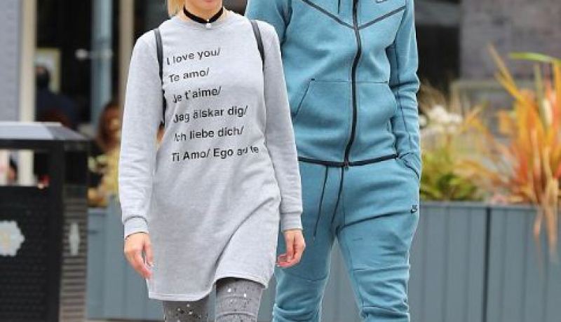 بالصور .. مارسيال ينهزم أمام صديقته في “البولينغ”