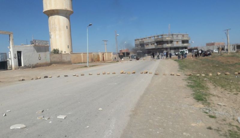سكان قريتين بالرميلة وجلال في خنشلة يغلقون مدخل البلديتين للمطالبة بالتنمية