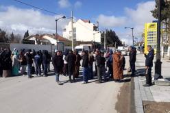 مواطنون يحتجون أمام مقر دائرة العلمة في سطيف للمطالبة بالإفراج عن قائمة السكن