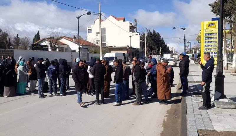 مواطنون يحتجون أمام مقر دائرة العلمة في سطيف للمطالبة بالإفراج عن قائمة السكن