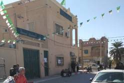 مقصيون من السكن يواصلون غلق مقر بلدية عين الناڤة في بسكرة