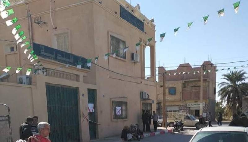 مقصيون من السكن يواصلون غلق مقر بلدية عين الناڤة في بسكرة