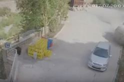 بالفيديو .. انقلاب شاحنة على المباشر في المدية