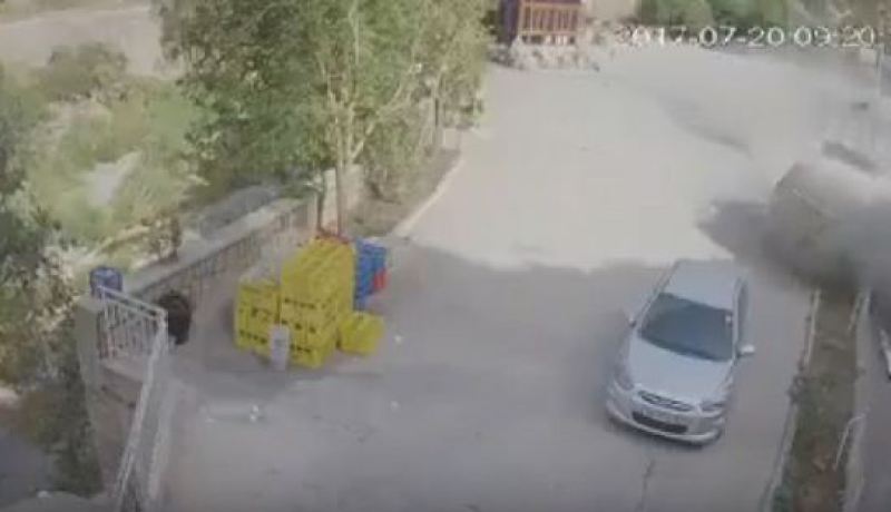 بالفيديو .. انقلاب شاحنة على المباشر في المدية