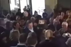 بالفيديو مراهق يعتدي بلكمة على رئيس الحكومة الإسبانية