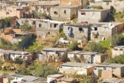 عائلة مكونة من 10 افراد تسكن منزل مهدد بالانهيار في واد قريش