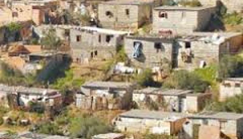 عائلة مكونة من 10 افراد تسكن منزل مهدد بالانهيار في واد قريش