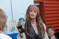 بالصور .. “كابيتان جاك سبارو” يزور الأطفال المرضى بـ كندا