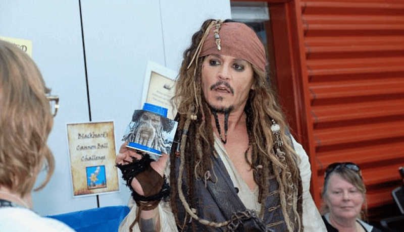 بالصور .. “كابيتان جاك سبارو” يزور الأطفال المرضى بـ كندا