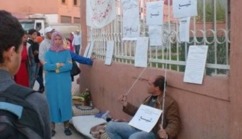 مواطن مغربي يعرض نفسه للبيع احتجاجا على ظروفه الاجتماعية
