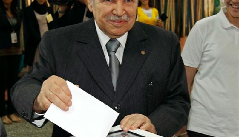 حضور إعلامي مكثف أمام ابتدائية البشير الإبراهيمي أين سيصوت عبد العزيز بوتفليقة