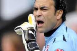 عصام الحضري ينفي اعتزاله اللعب الدولي