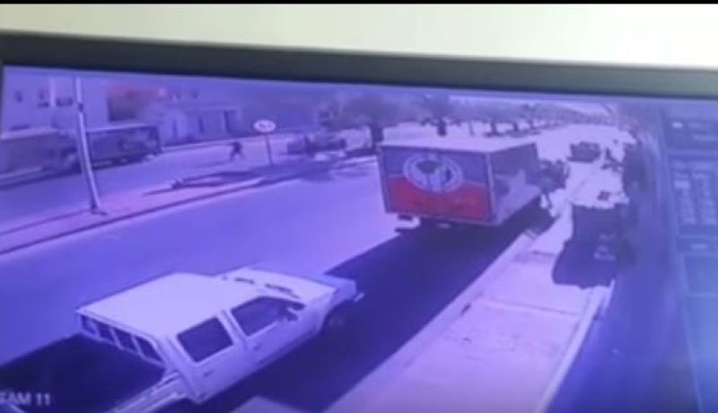 بالفيديو.. سيارة تسير بسرعة جنونية وهذا ما فعلت براجل