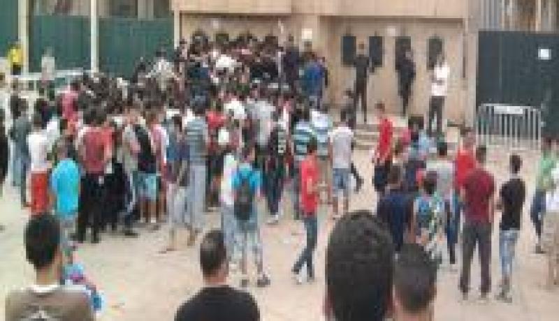 بالفيديو: وفاة مناصر و إصابة 50 اخرين بيهنم شرطيين أثناء عملية بيع التذاكر بملعب التشاكر و المسؤولين يغلقون الشبابيك