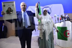 بن فليس يكرم والدة أحد شهداء طائرة بوفاريك